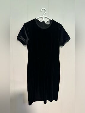 Classic Black Velvet Midi Dress with Short Sleeves